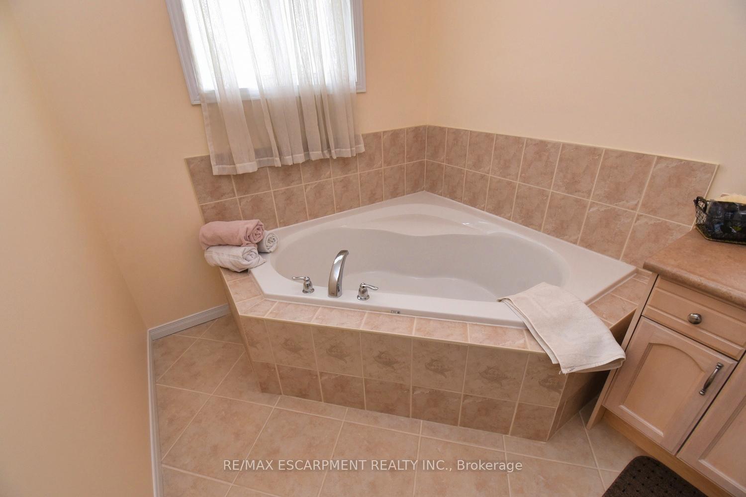 3 Bedrooms Condo at 7 Southside, Hamilton For sale