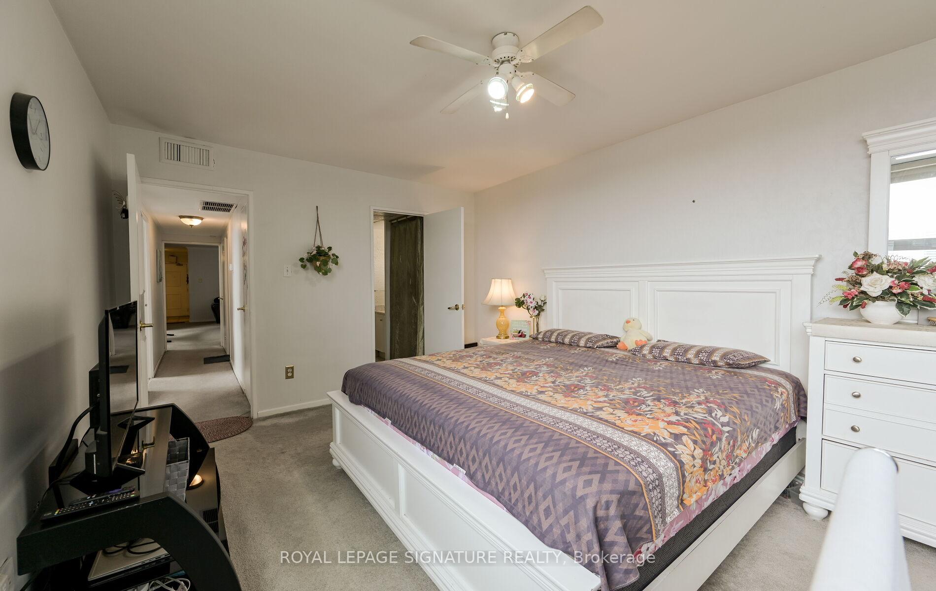 4 Bedrooms Condo at 2323 Confederation, Mississauga For sale