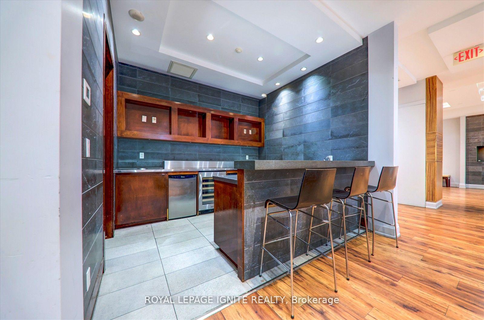 2 Bedrooms Condo at 310 Burnhamthorpe,  Mississauga For sale