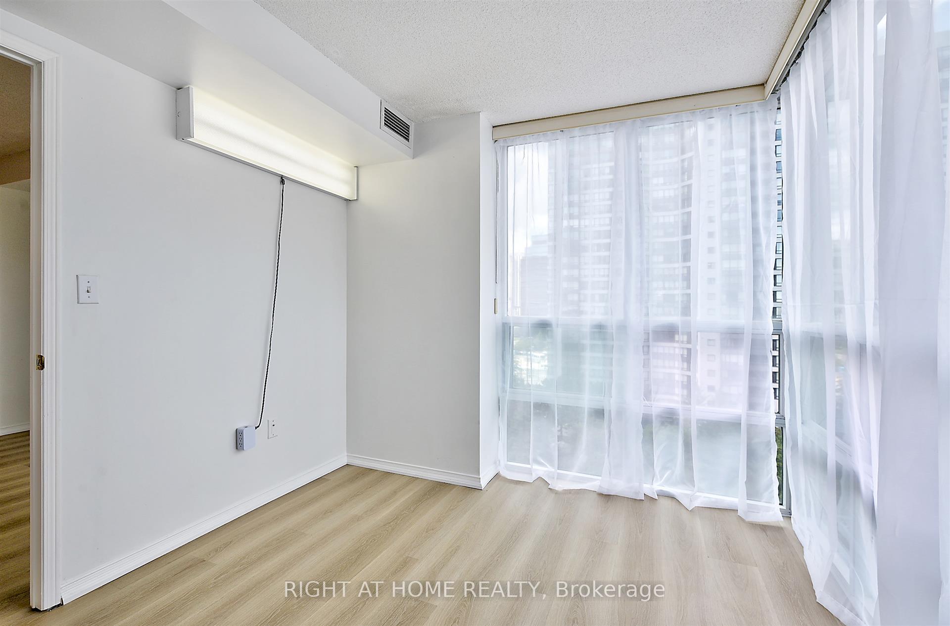 2 Bedrooms Condo at 1 Pemberton, Toronto For sale