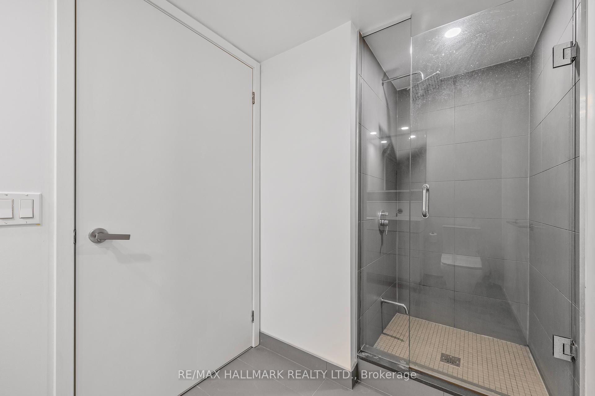 2 Bedrooms Condo at 5 Soudan, Toronto For sale