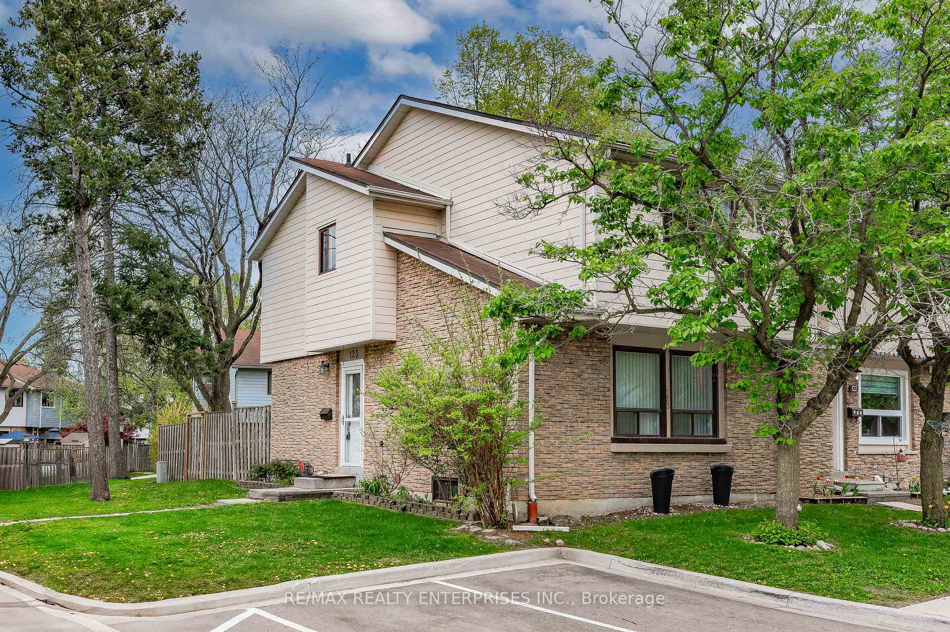 4 Bedrooms Condo at 6540 Falconer, Mississauga For sale