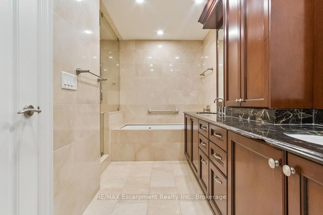 3 Bedrooms Condo at 68 Yorkville, Toronto For sale