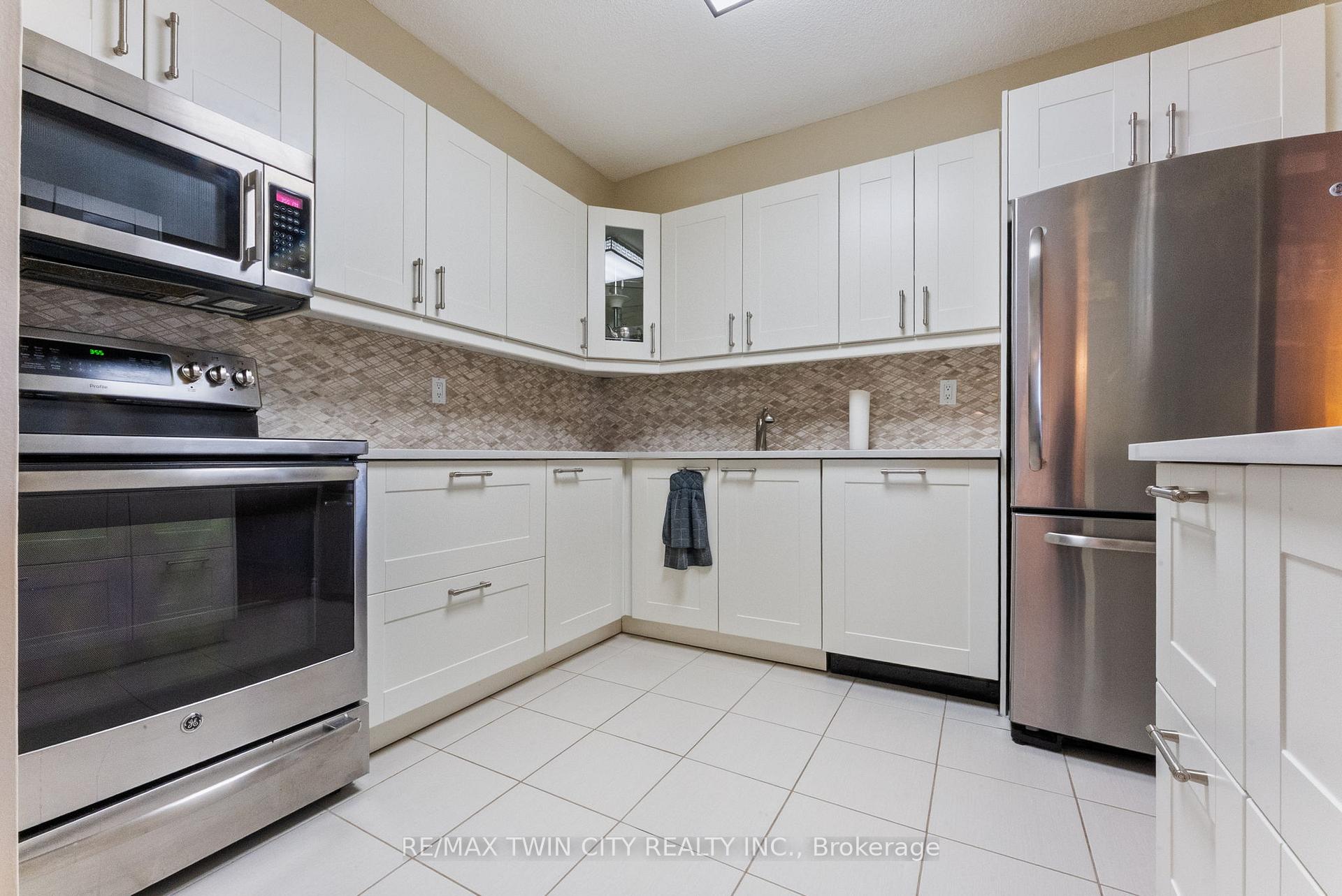 2 Bedrooms Condo at 301 Frances, Hamilton For sale