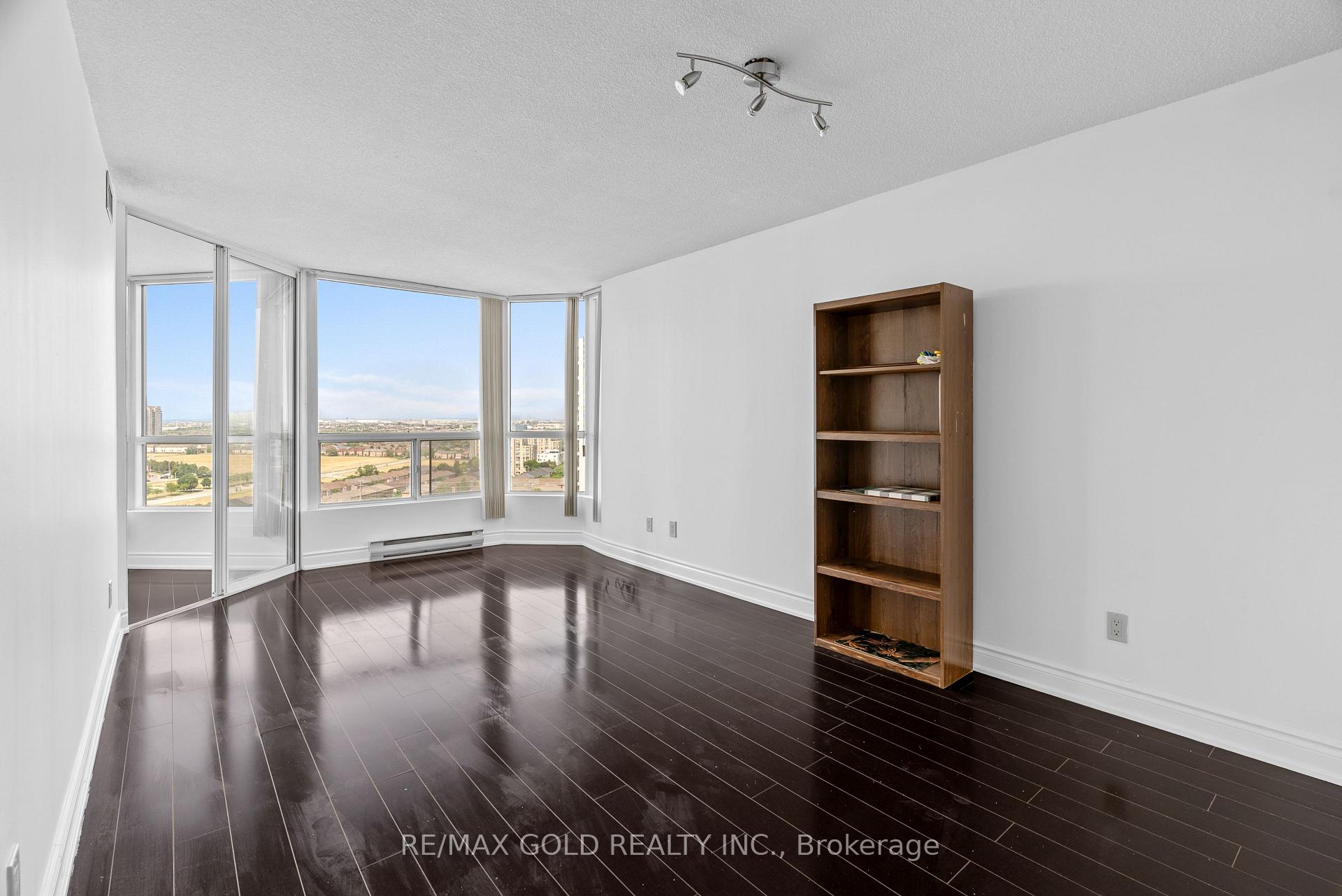 3 Bedrooms Condo at 4460 Tucana, Mississauga For sale