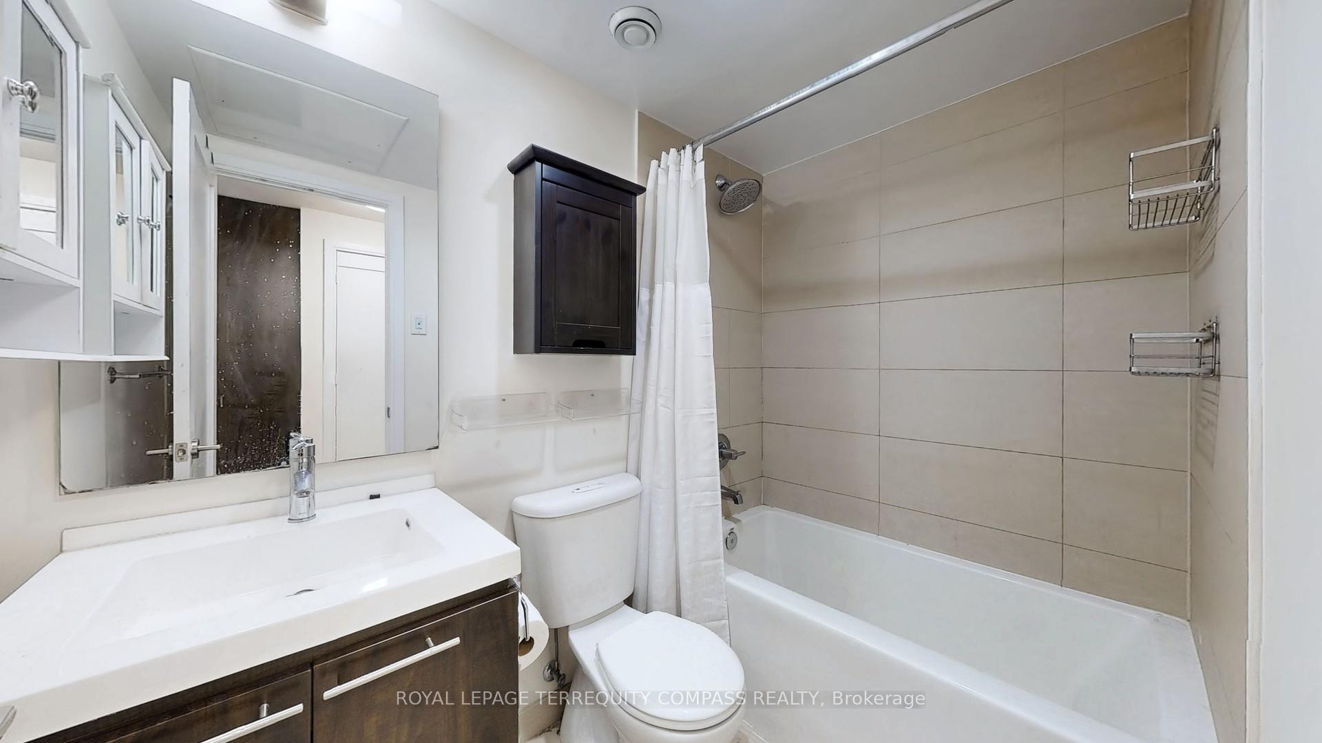 2 Bedrooms Condo at 70 Roehampton,  Toronto For sale