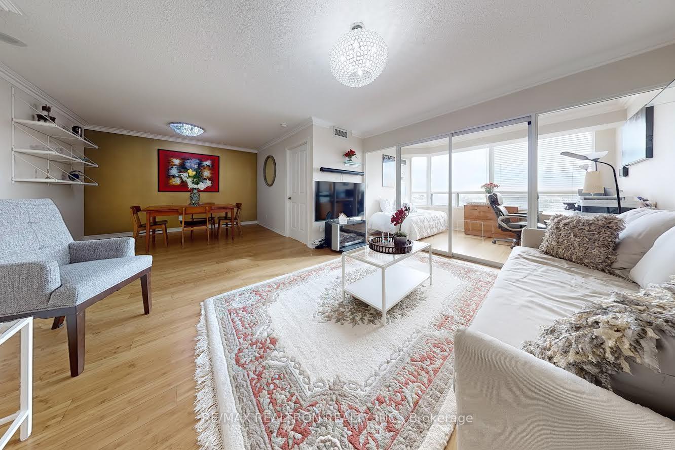 3 Bedrooms Condo at 68 Corporate, Toronto For sale