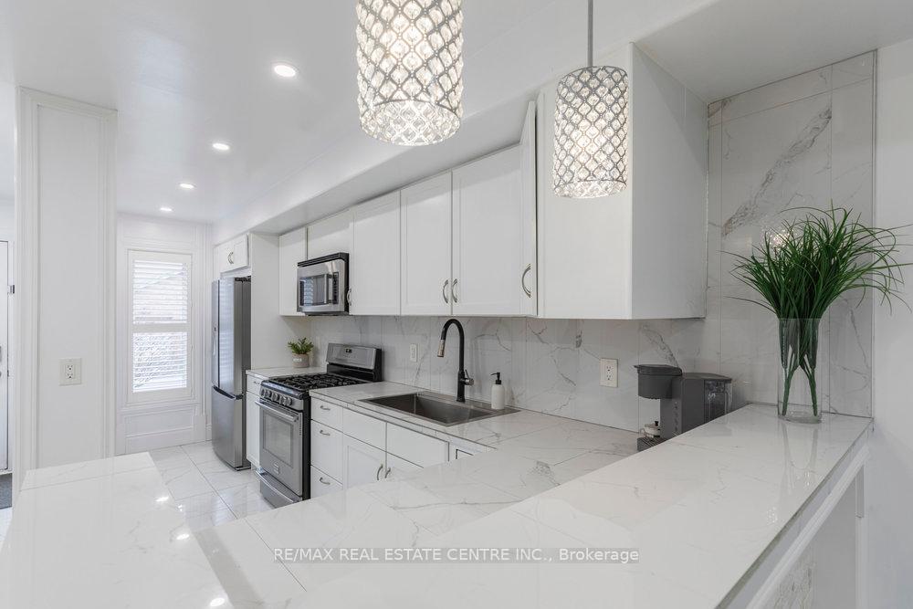 3 Bedrooms Condo at 2774 King,  Hamilton For sale