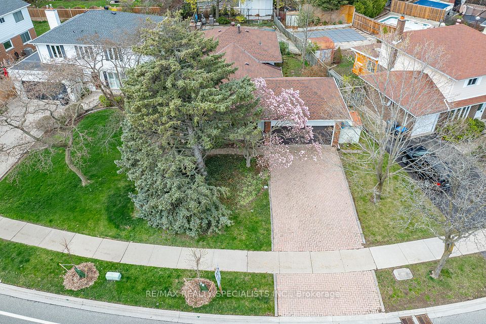 2202 Thorn Lodge Drive, Mississauga, ON L5K 1K2