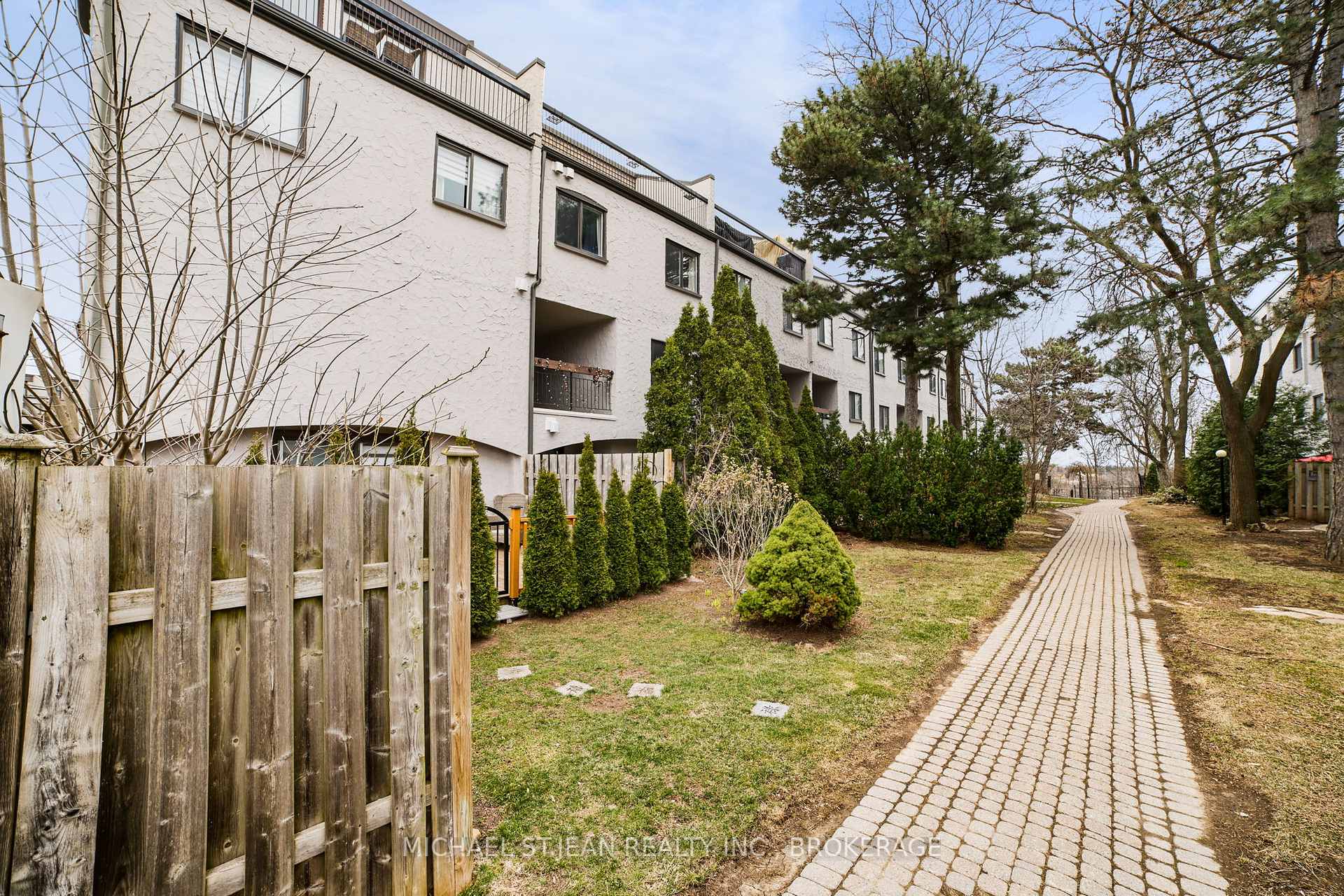 4 Bedrooms Condo at 1016 Falgarwood,  Oakville For sale