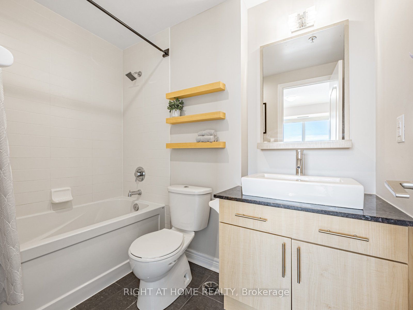 2756 Old Leslie Street, #811