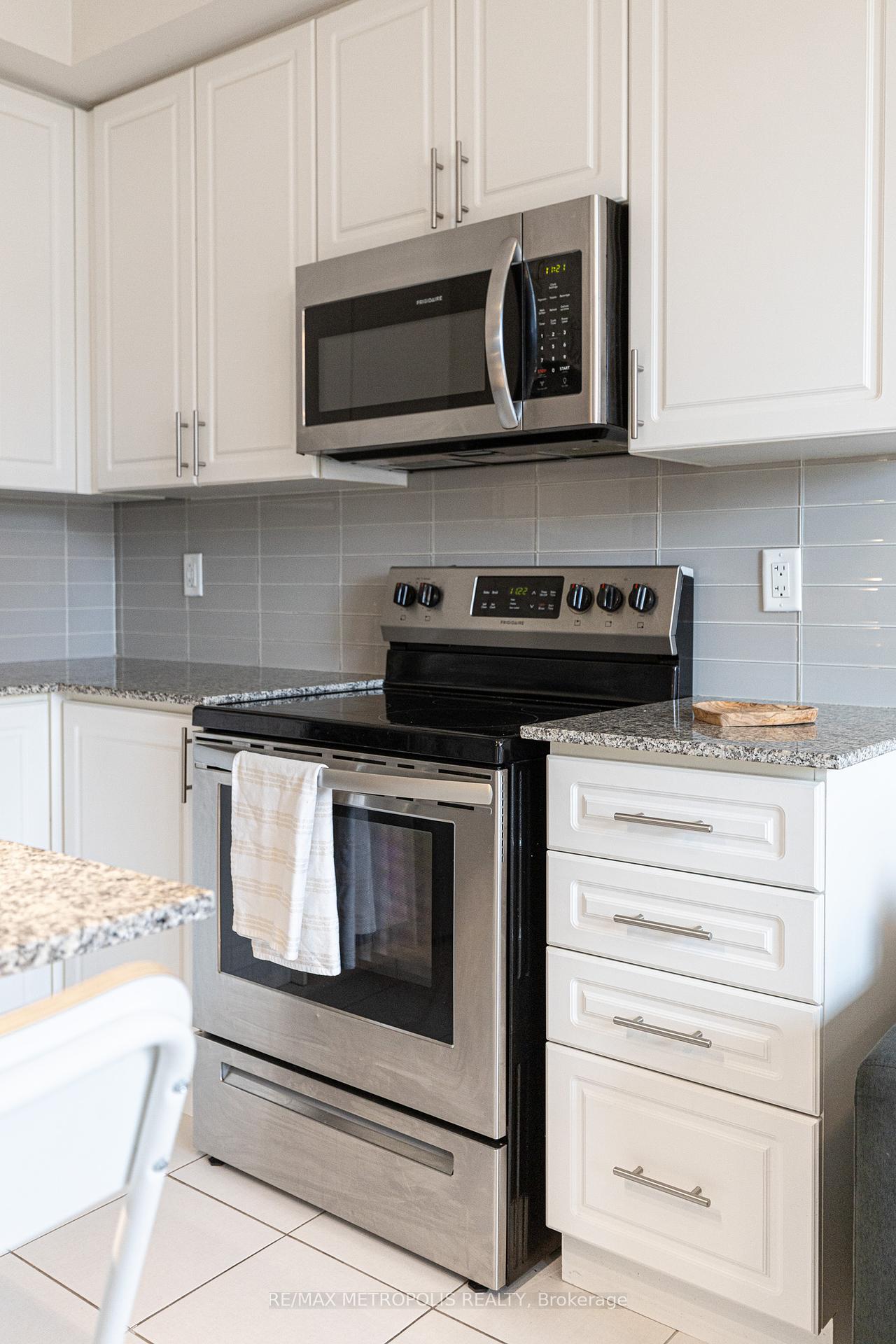 2 Bedrooms Condo at 24 Fieldway,  Toronto For sale