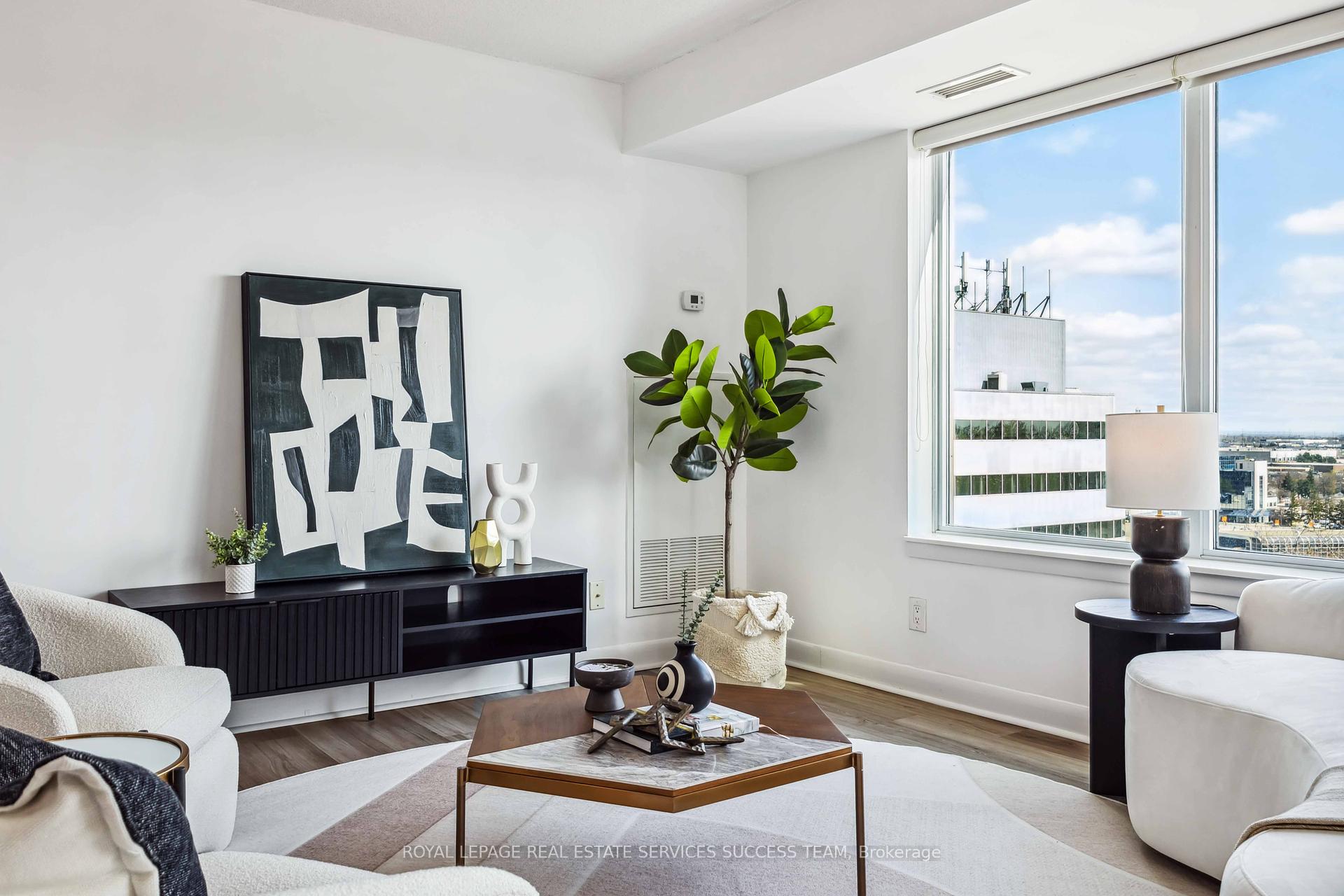2 Bedrooms Condo at 25 Town Centre,  Toronto For sale