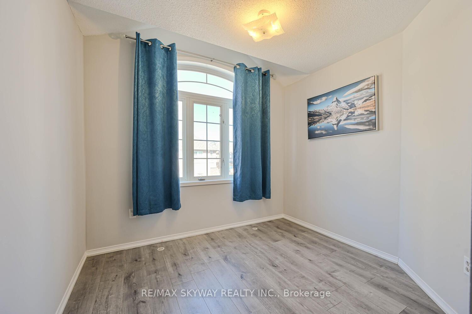 3 Bedrooms Condo at 50 Strathaven,  Mississauga For sale