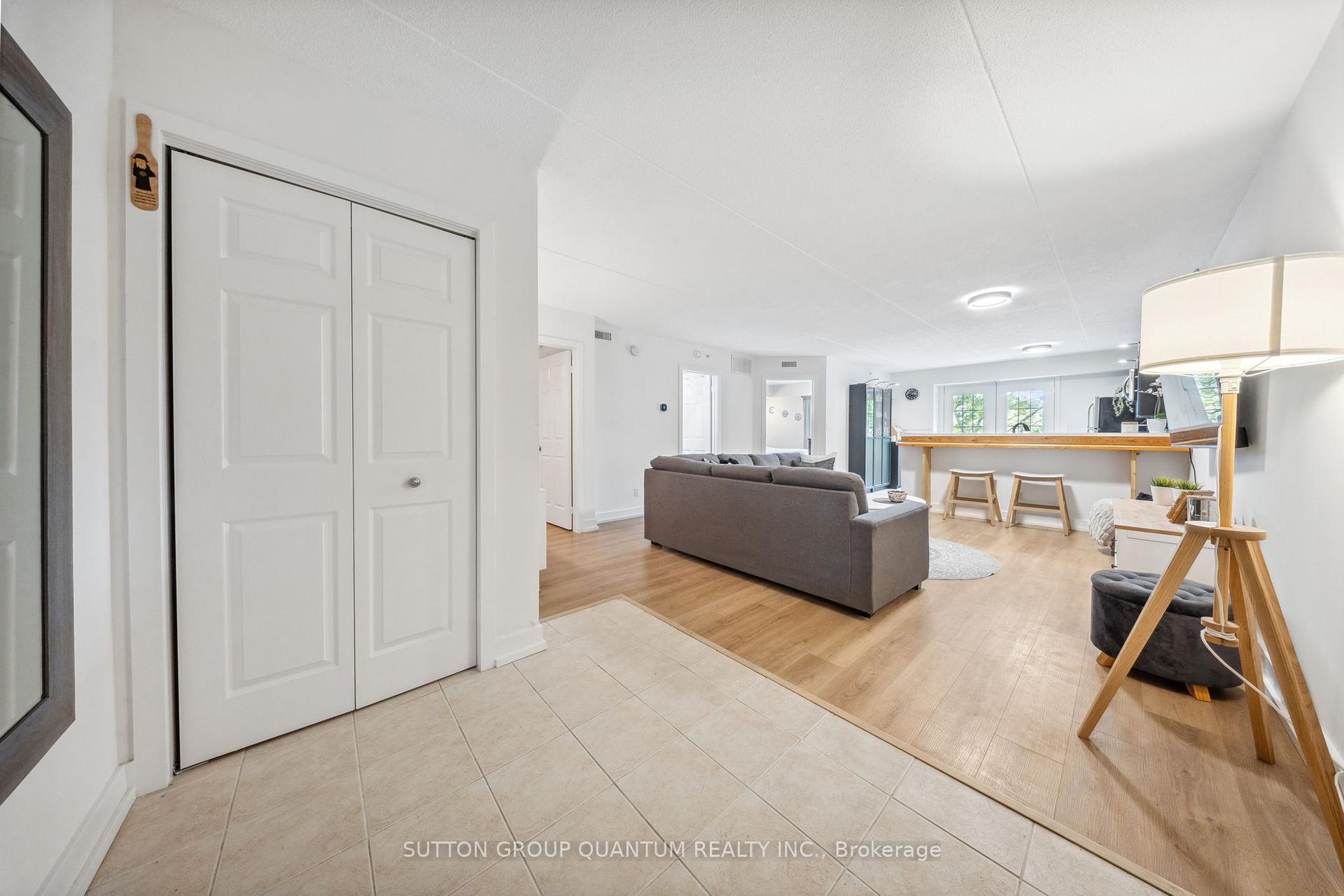 2 Bedrooms Condo at 4003 Kilmer, Burlington For sale