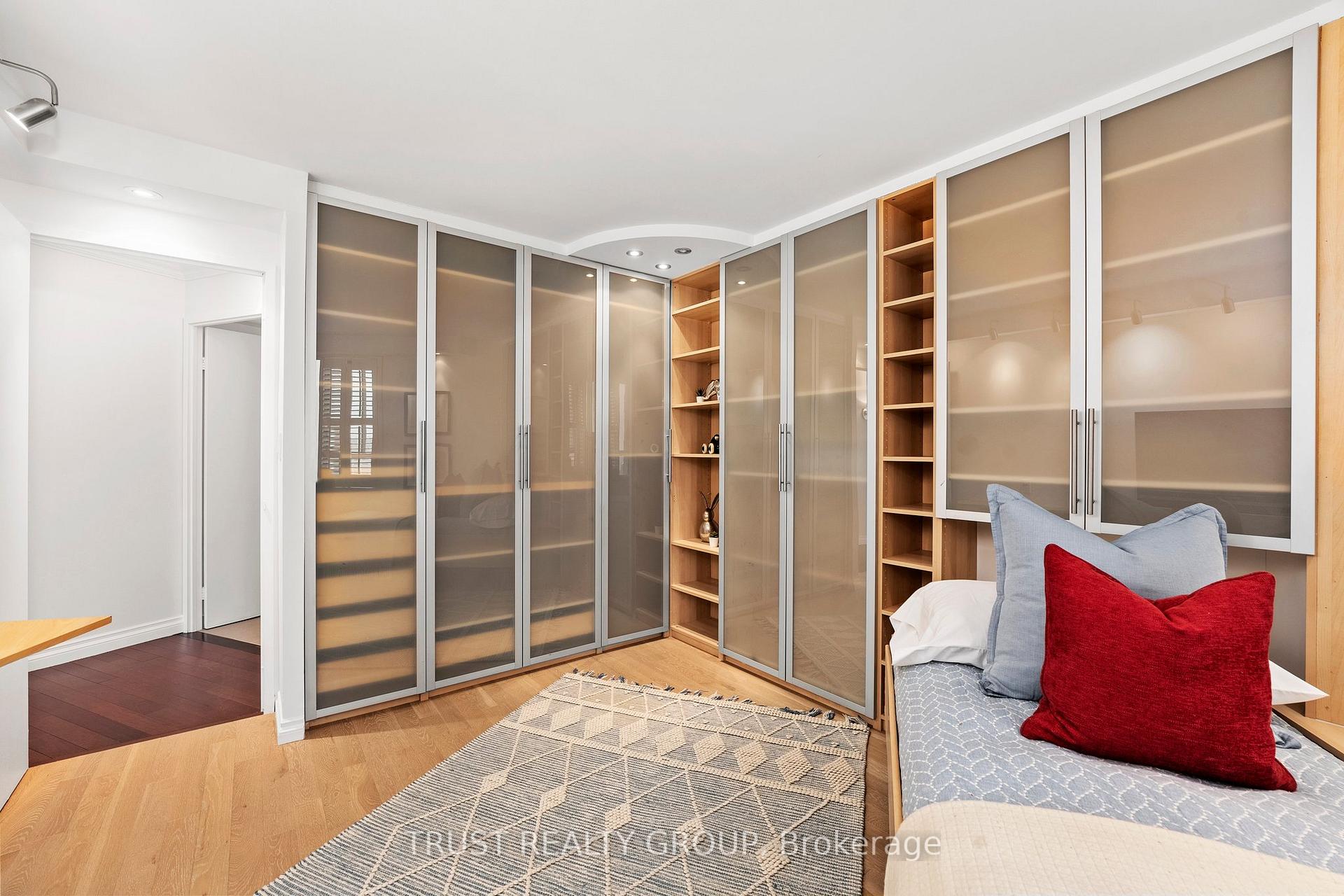 2 Bedrooms Condo at 270 Queens, Toronto For sale