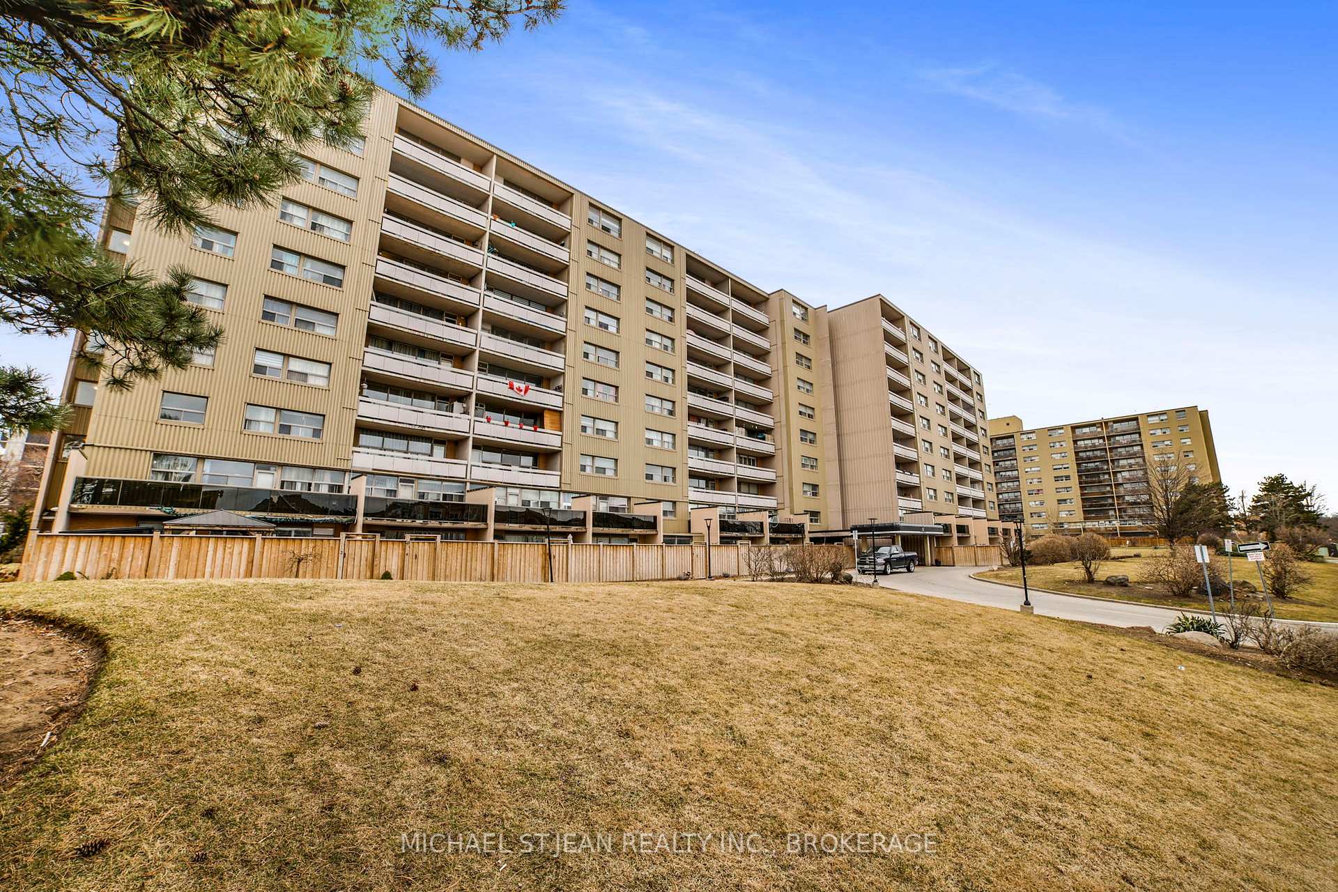 3 Bedrooms Condo at 15 Albright,  Hamilton For sale