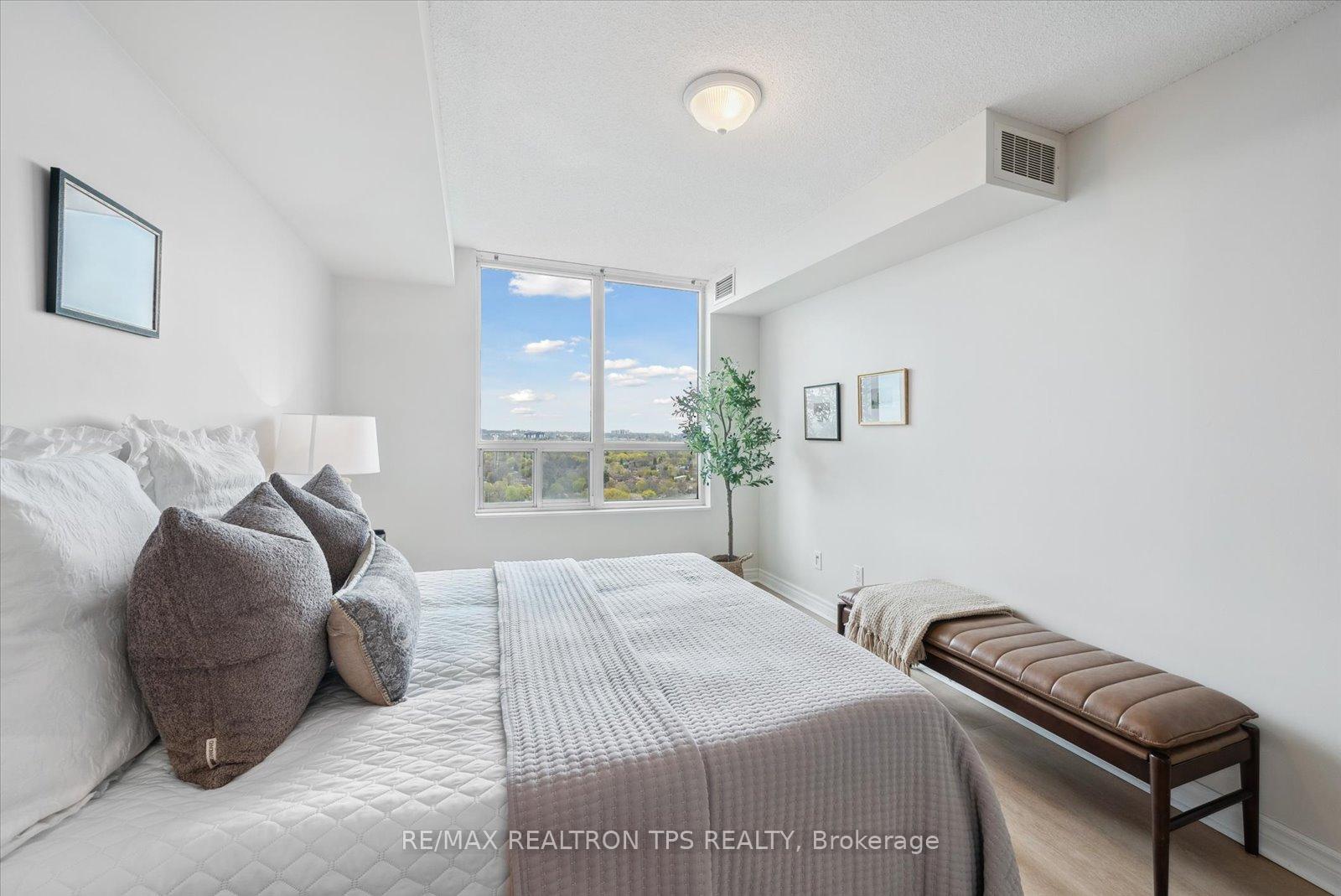 3 Bedrooms Condo at 61 Town Centre, Toronto For sale