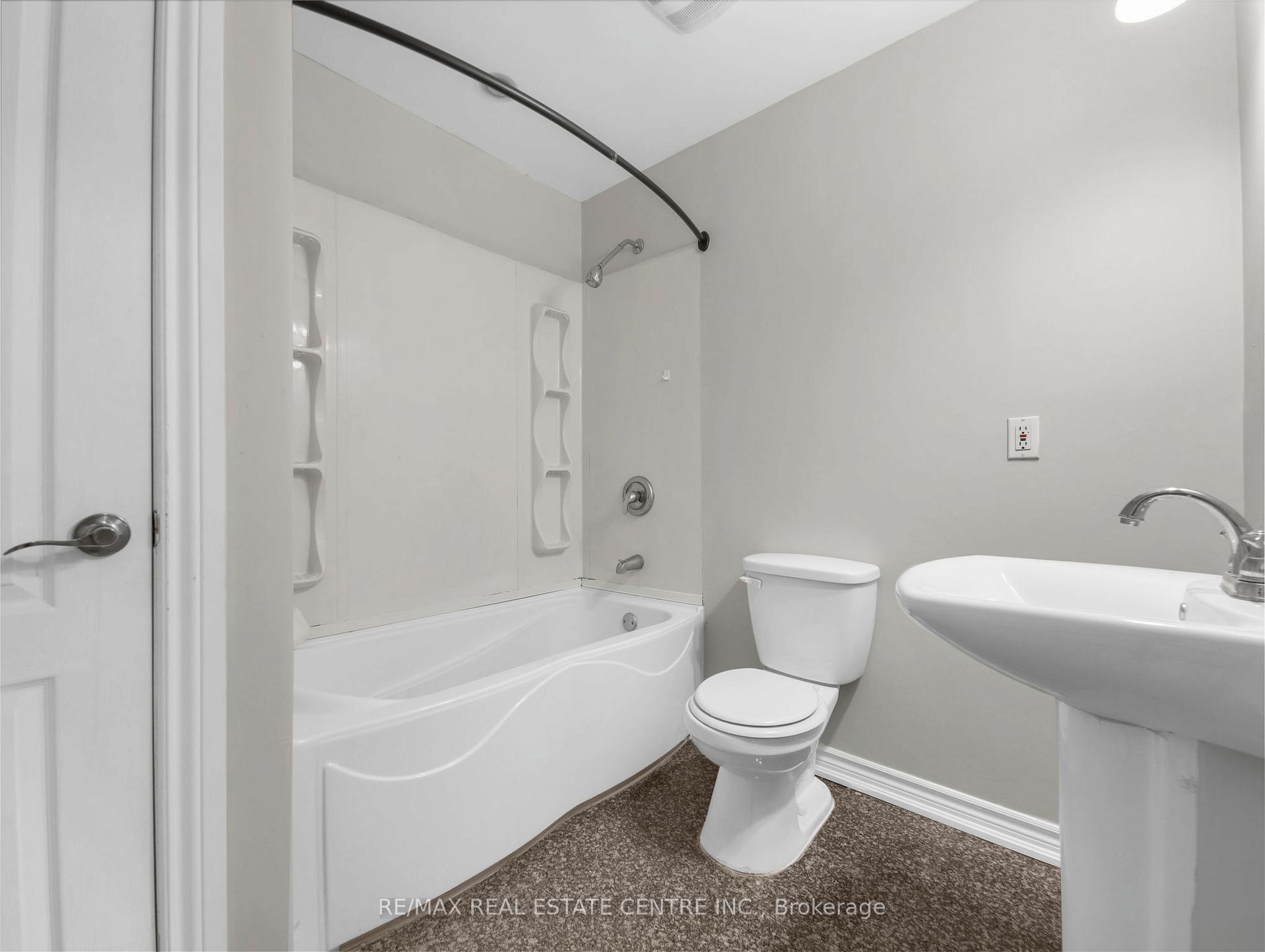 3 Bedrooms Condo at 2779 Gananoque, Mississauga For sale