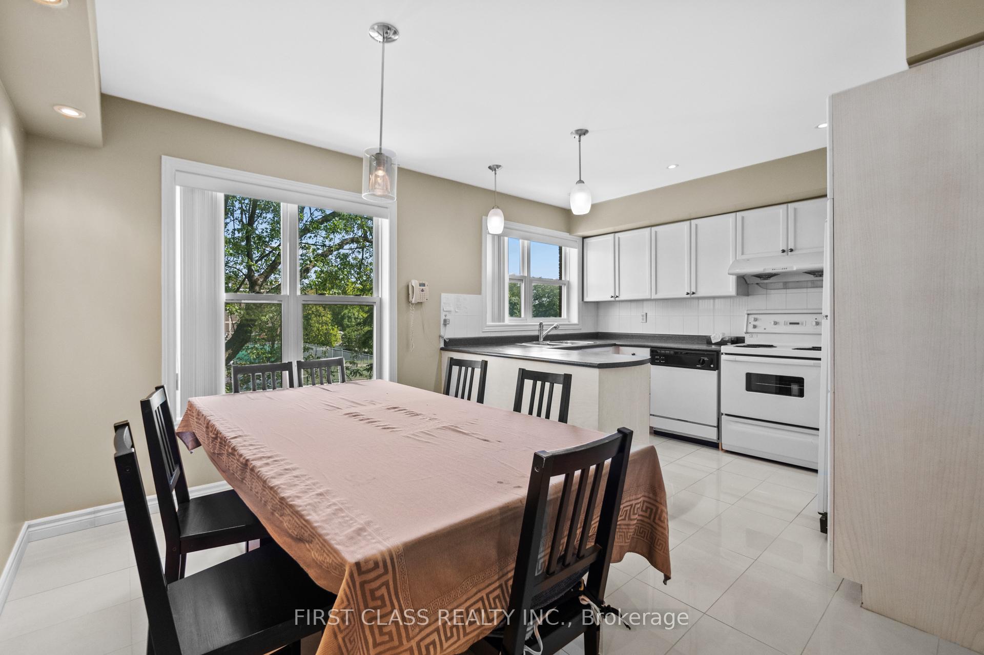 4 Bedrooms Condo at 10A Leaside Park, Toronto For sale
