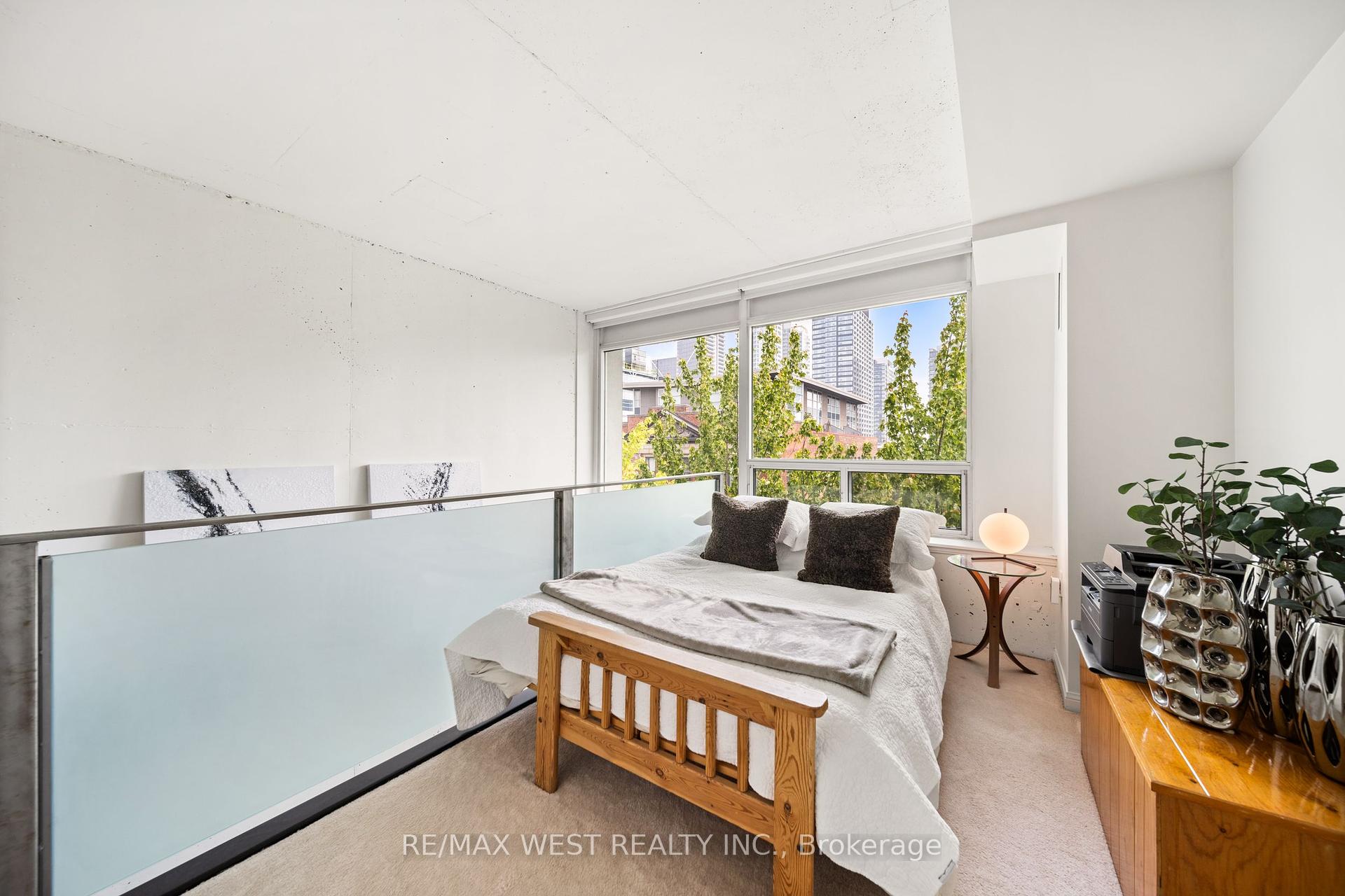 2 Bedrooms Condo at 954 King, Toronto For sale