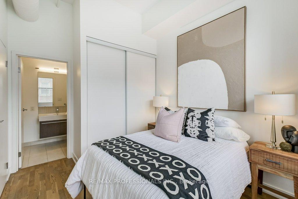 2 Bedrooms Condo at 152 Annette,  Toronto For sale