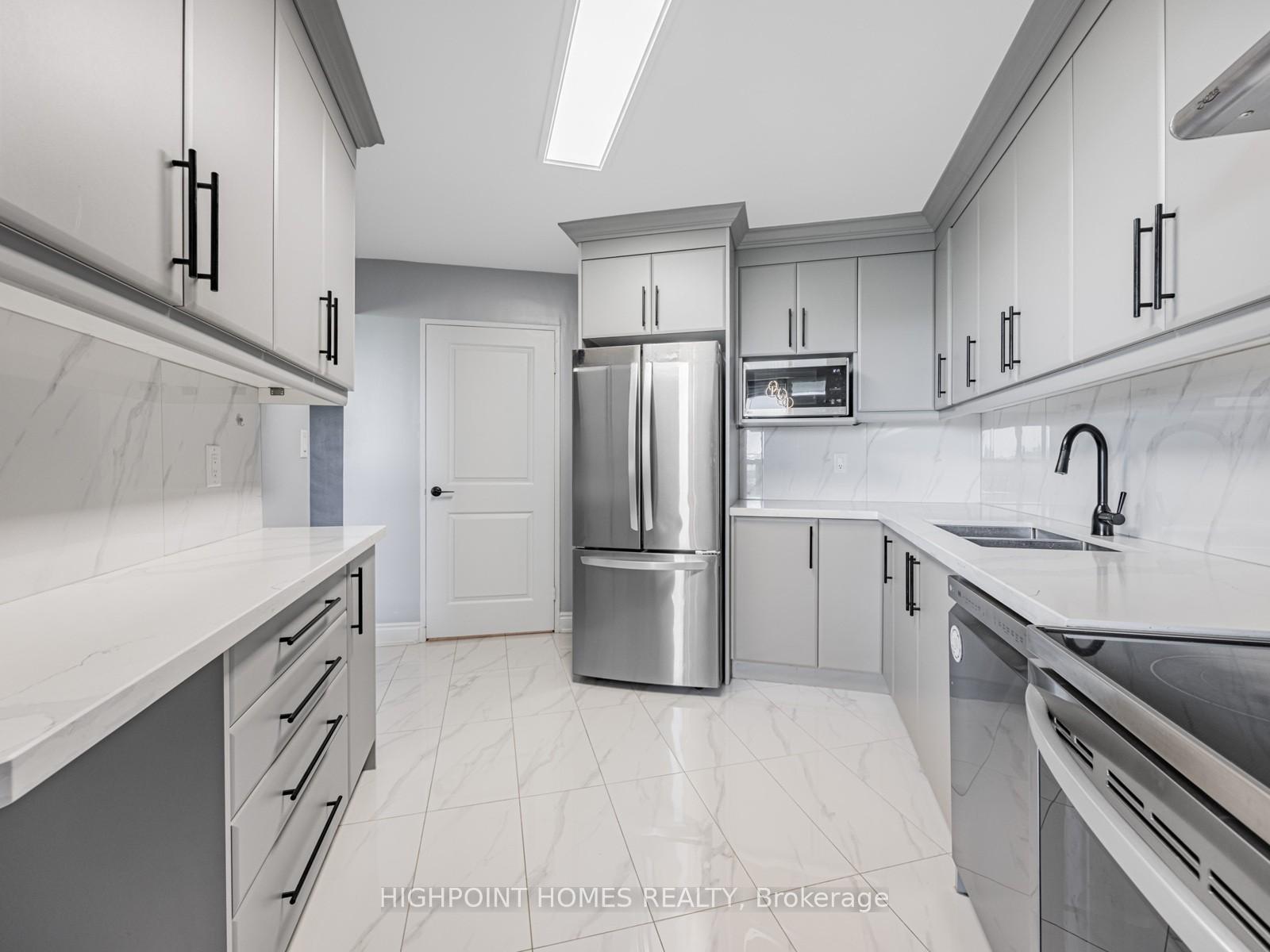 3 Bedrooms Condo at 10 Edgecliff, Toronto For sale