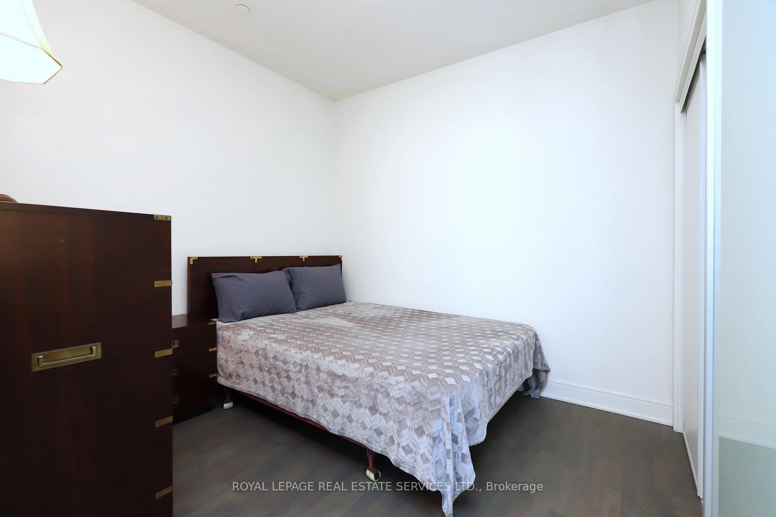 2 Bedrooms Condo at 1575 Lakeshore, Mississauga For sale