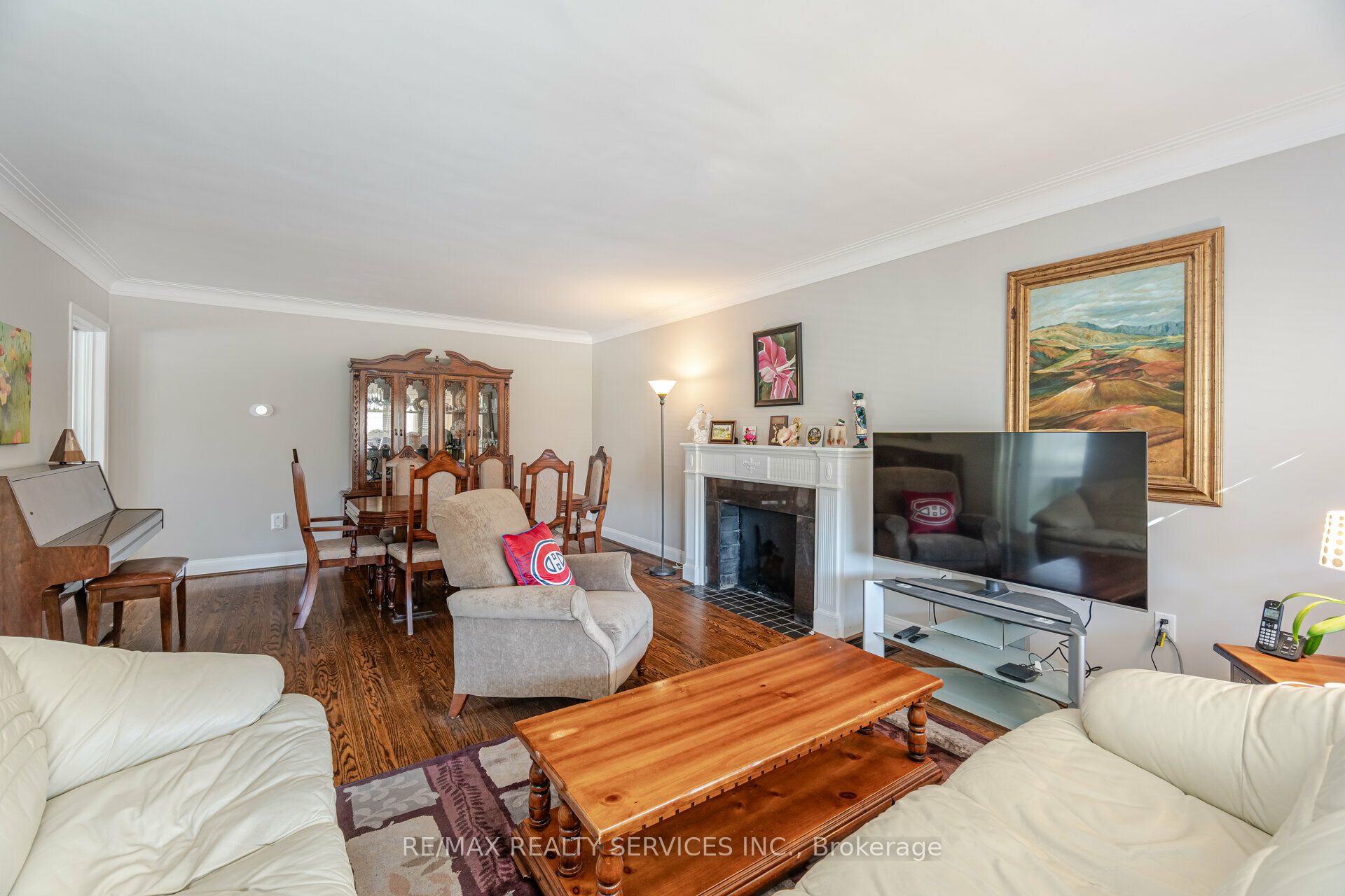 18 Wellington Street W