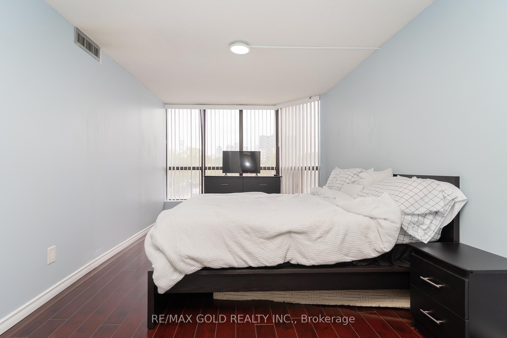 3 Bedrooms Condo at 25 Agnes, Mississauga For sale