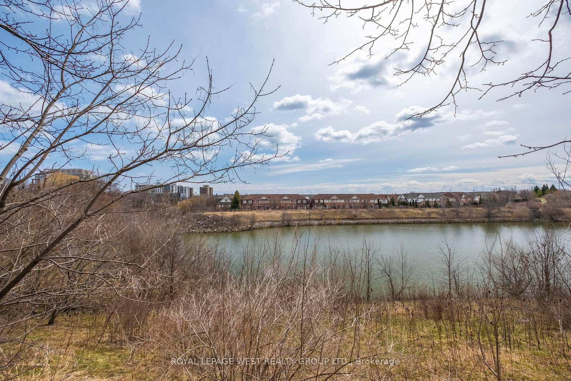 3 Bedrooms Condo at 280 Hillcrest,  Mississauga For sale
