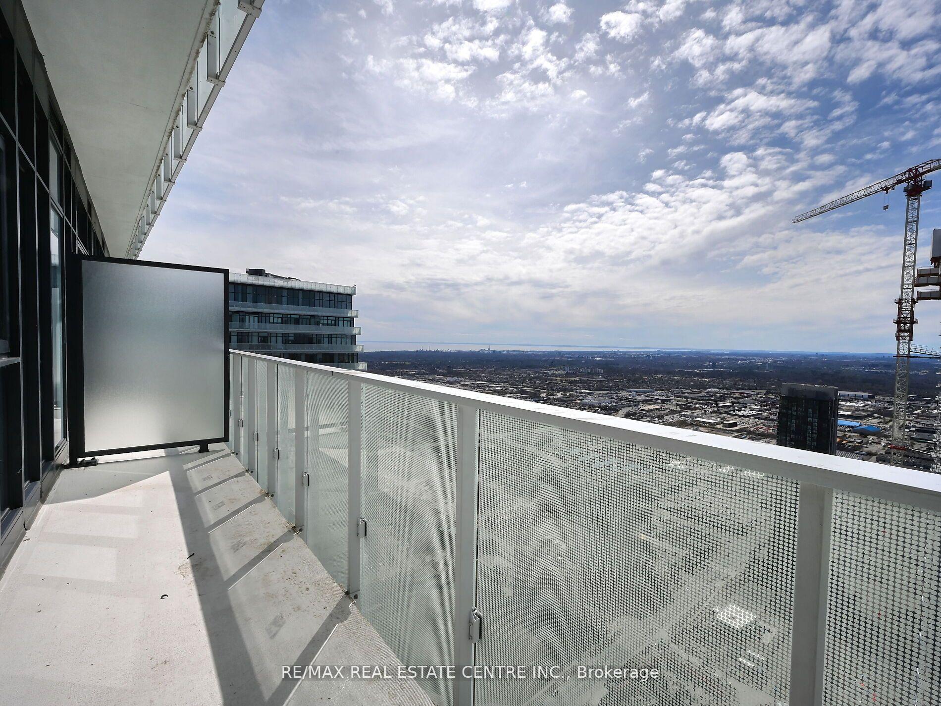 3 Bedrooms Condo at 3900 Confederation, Mississauga For sale