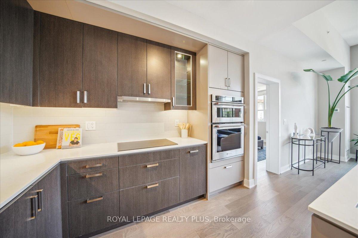 3 Bedrooms Condo at 1575 Lakeshore, Mississauga For sale