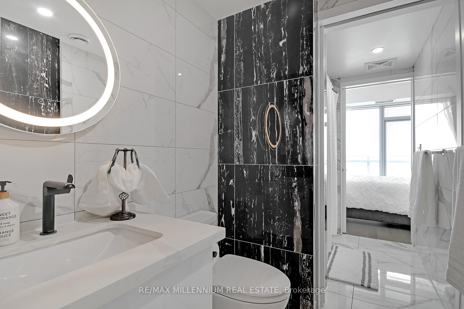 3 Bedrooms Condo at 12 York,  Toronto For sale