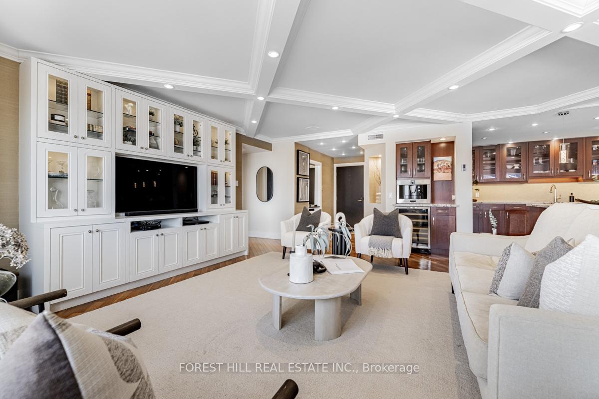 2 Bedrooms Condo at 175 Cumberland, Toronto For sale
