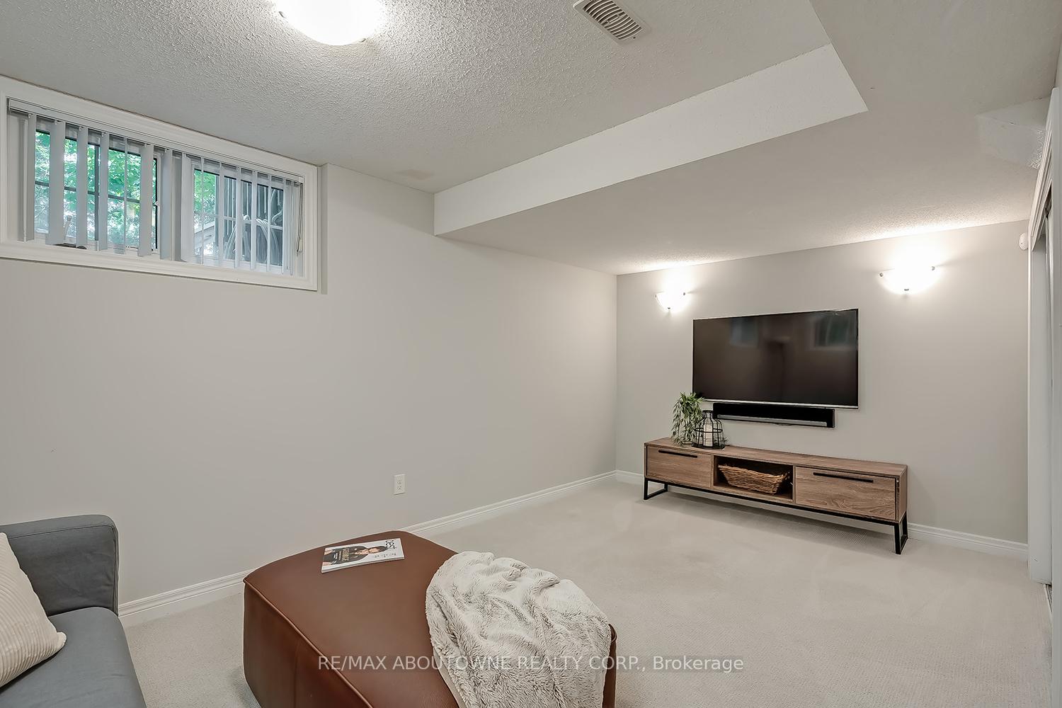 3 Bedrooms Condo at 233 Duskywing, Oakville For sale
