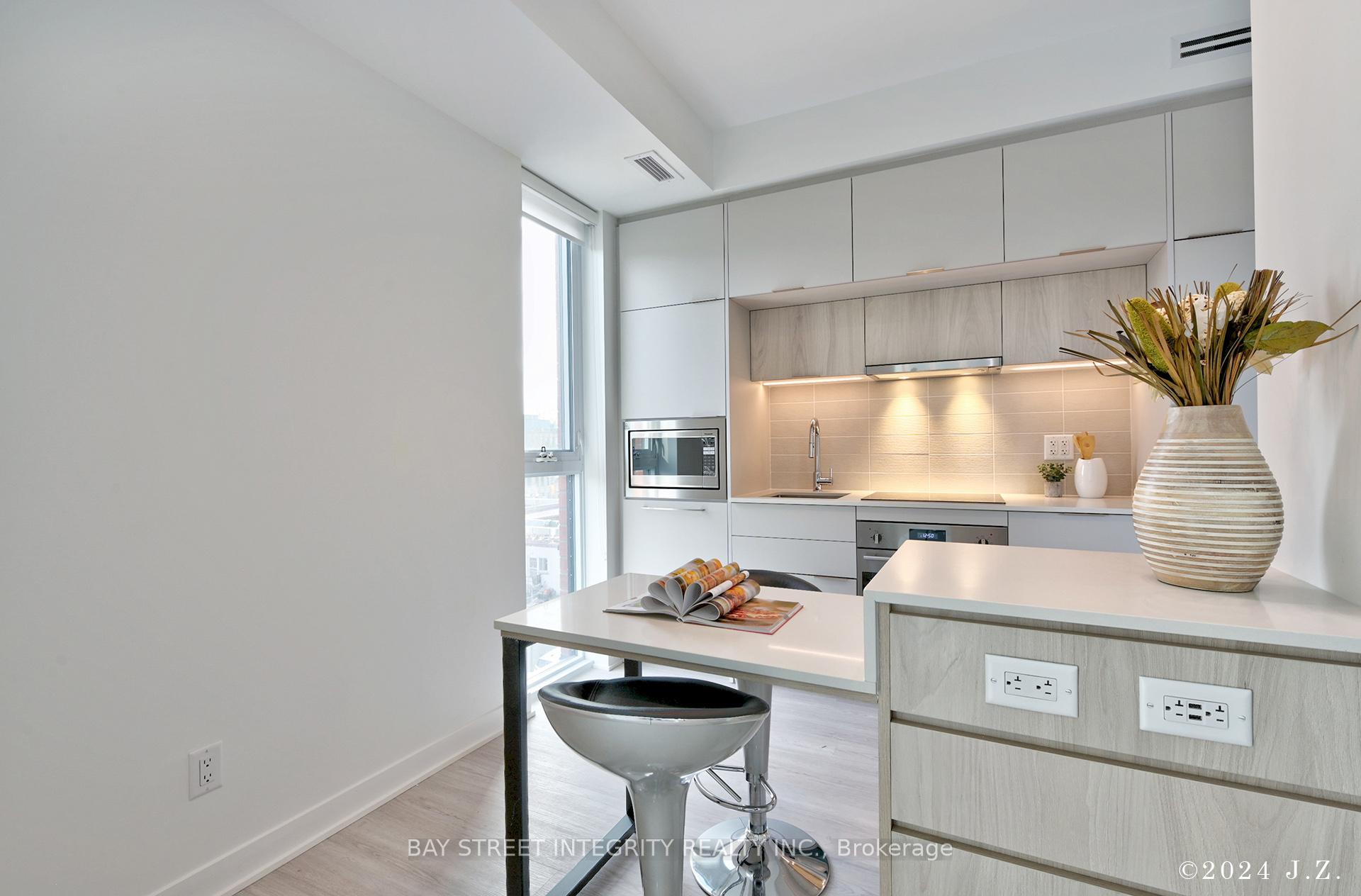3 Bedrooms Condo at 185 Alberta, Toronto For sale