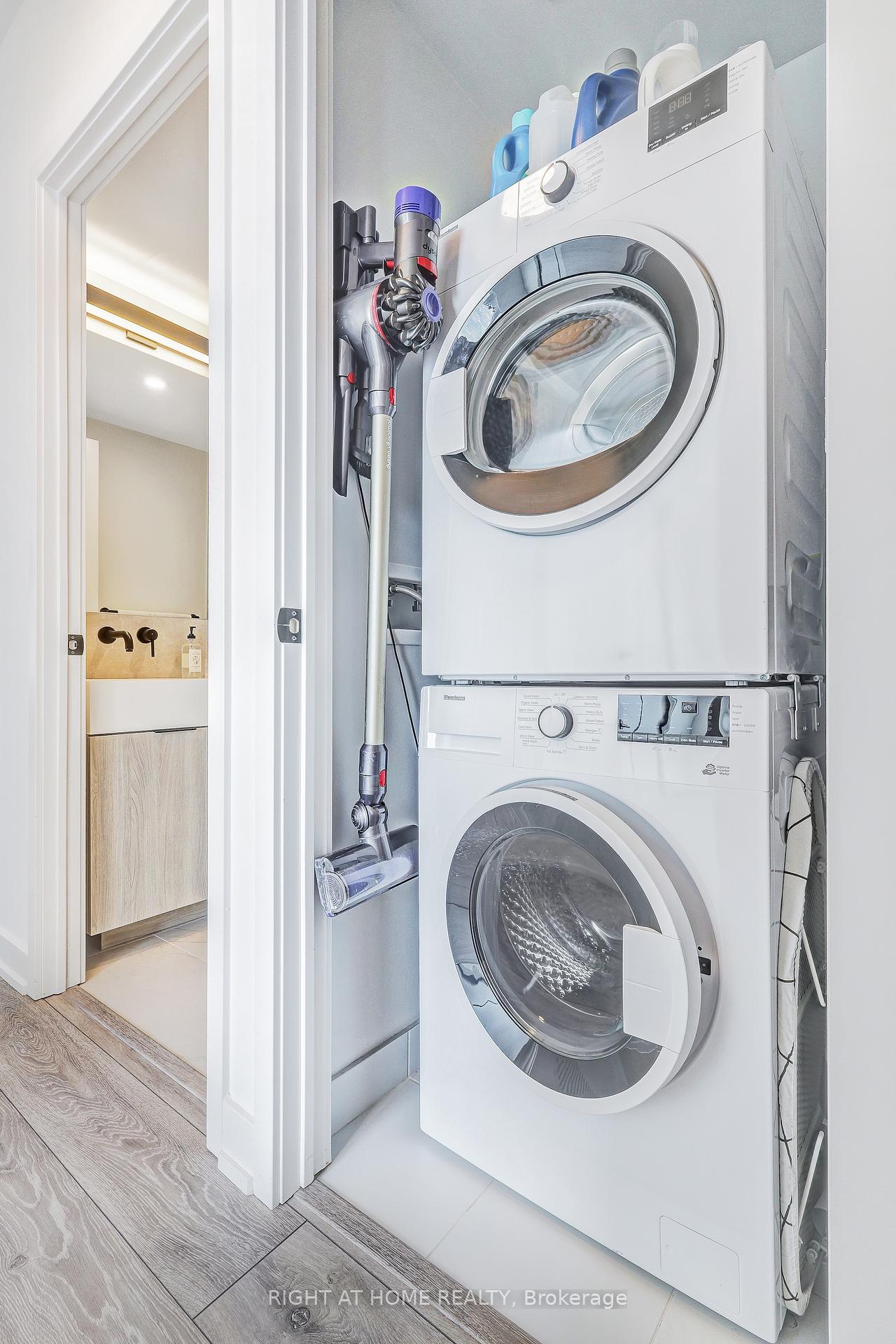 3 Bedrooms Condo at 108 Peter, Toronto For sale
