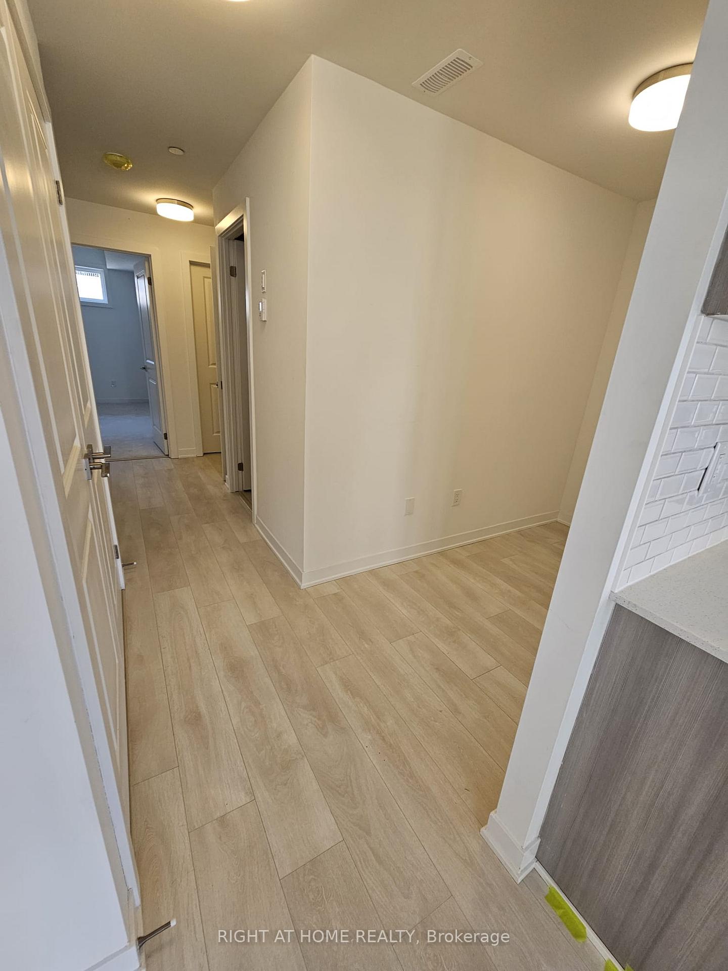 3 Bedrooms Condo at 4017 Hickory, Mississauga For sale
