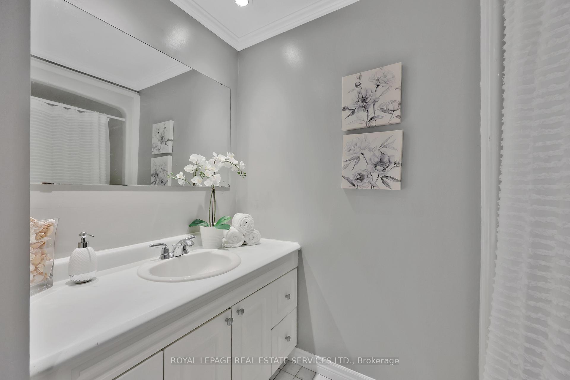 3 Bedrooms Condo at 3125 Fifth, Mississauga For sale