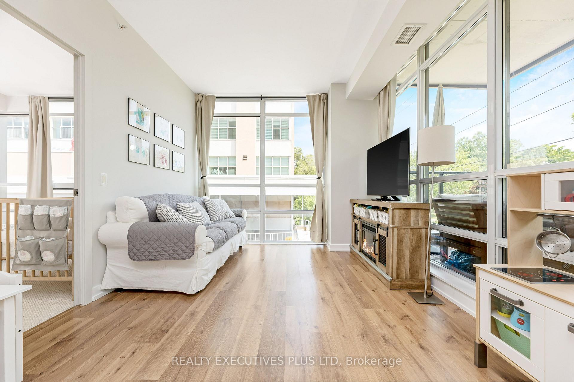 3 Bedrooms Condo at 8 Fieldway, Toronto For sale