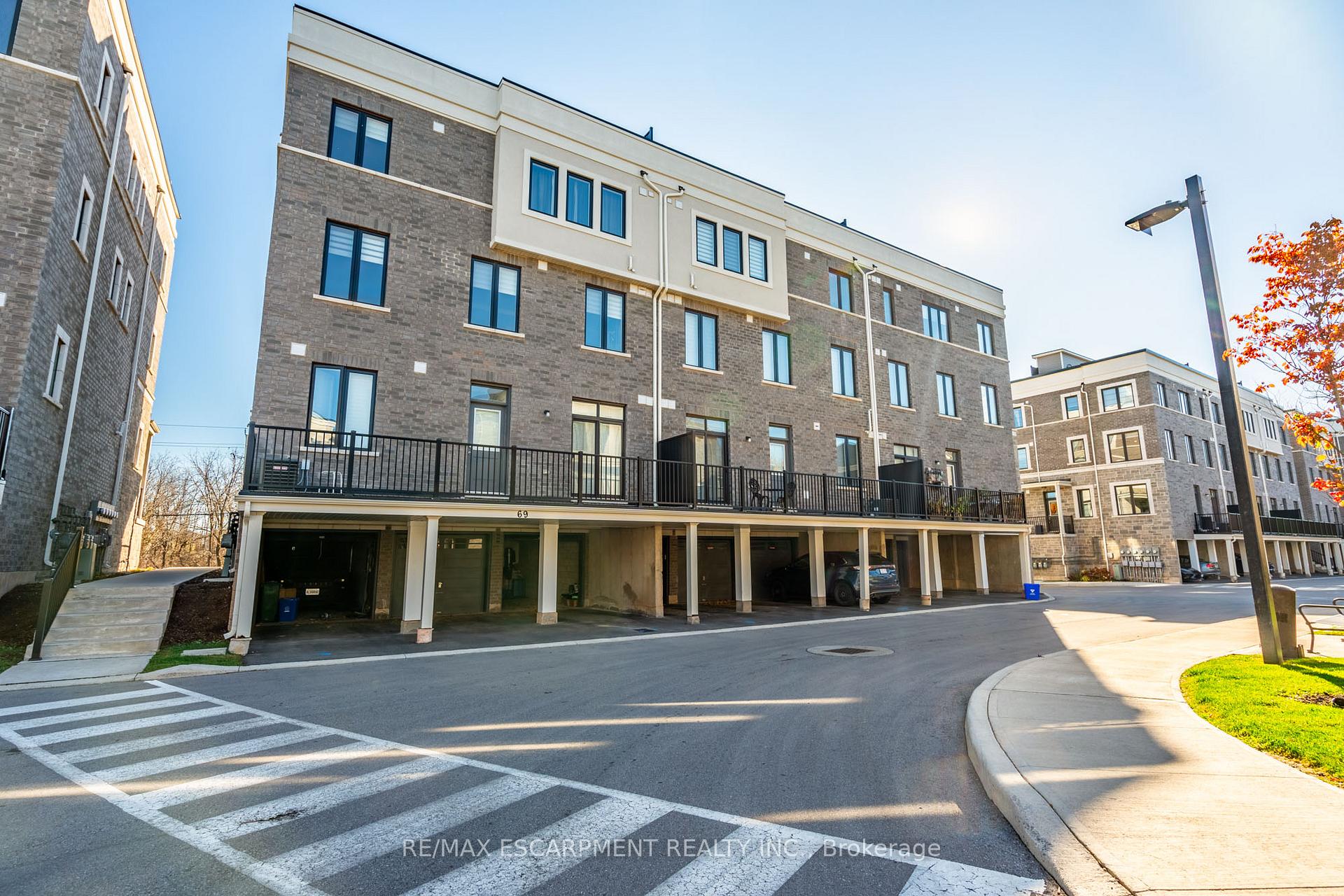 2 Bedrooms Condo at 383 Dundas,  Hamilton For sale