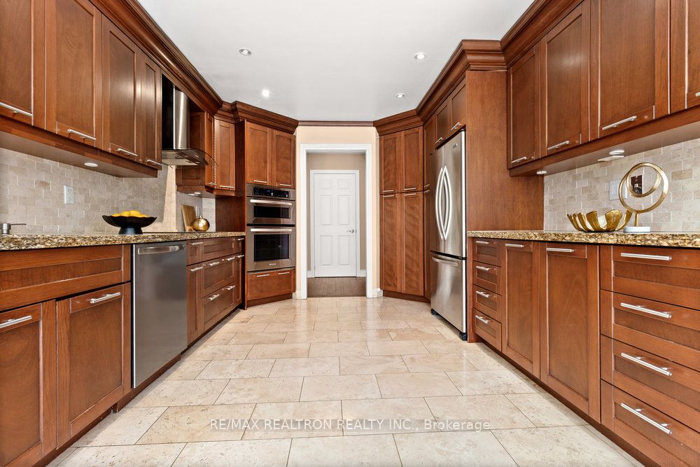 27 Ellsworth Avenue, Richmond Hill, ON L4C 9N8