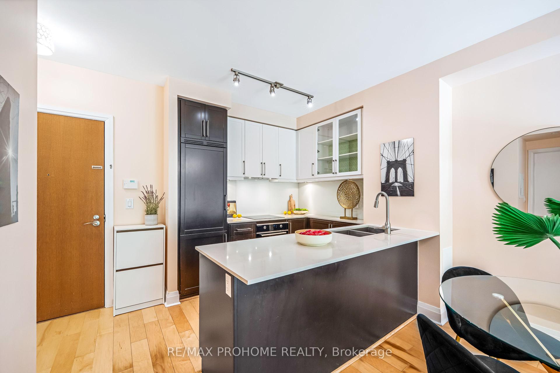 2 Bedrooms Condo at 21 Clairtrell, Toronto For sale