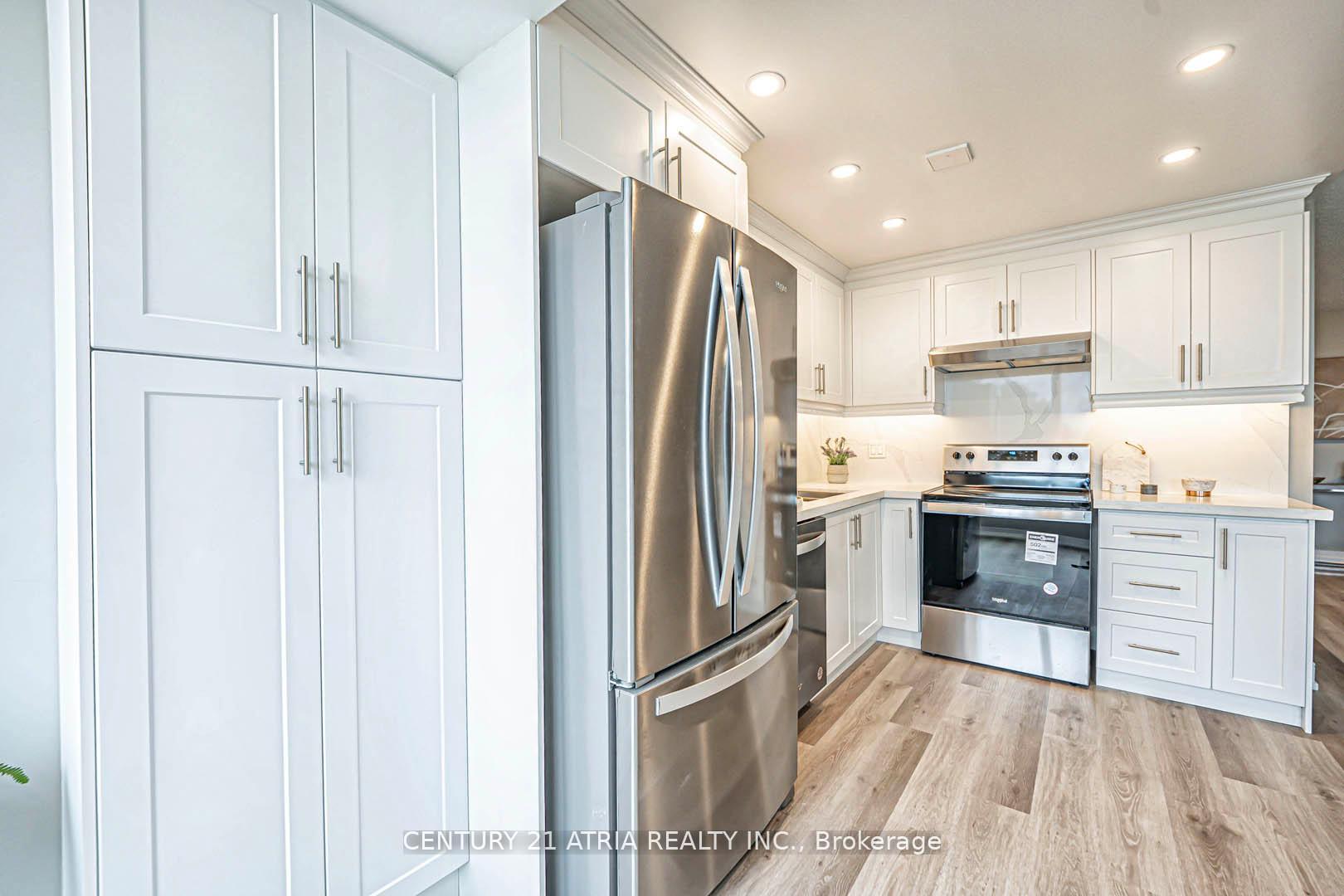 2 Bedrooms Condo at 350 Webb, Mississauga For sale