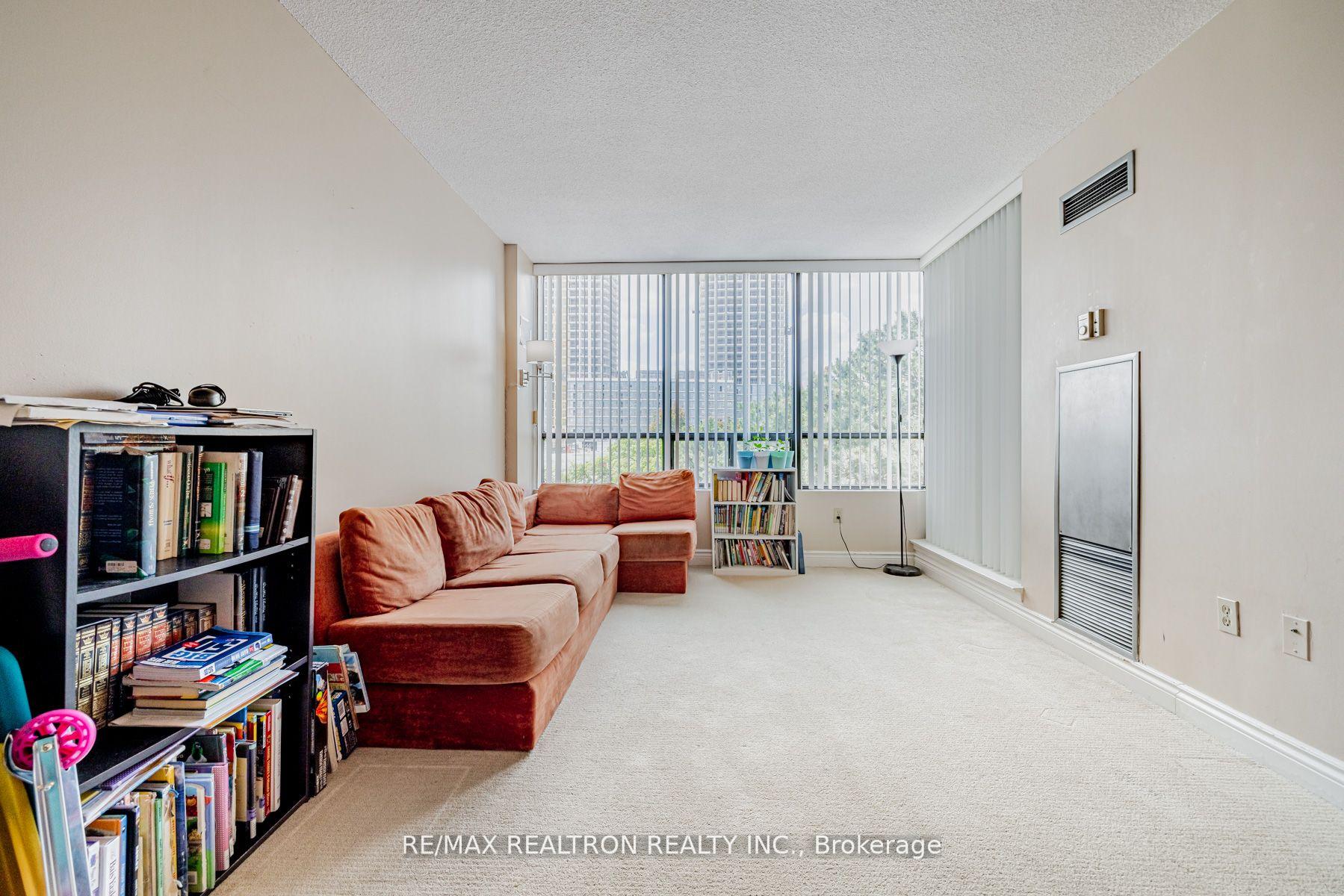 2 Bedrooms Condo at 7440 Bathurst,  Vaughan For sale