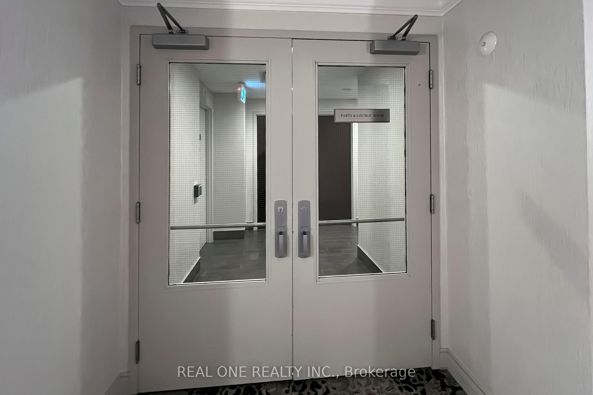 2 Bedrooms Condo at 8 Covington, Toronto For sale