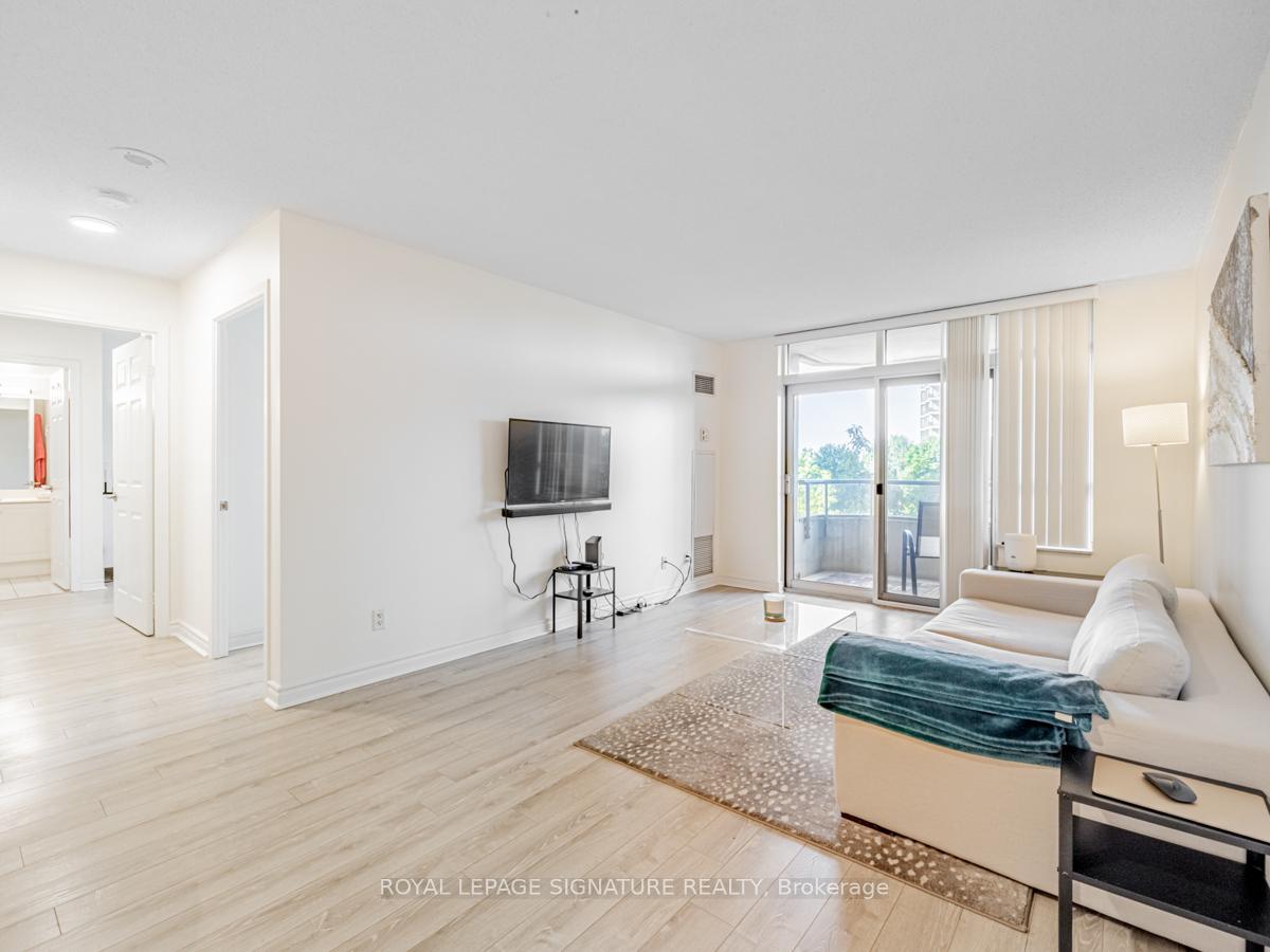 2 Bedrooms Condo at 35 Kingsbridge Garden, Mississauga For sale