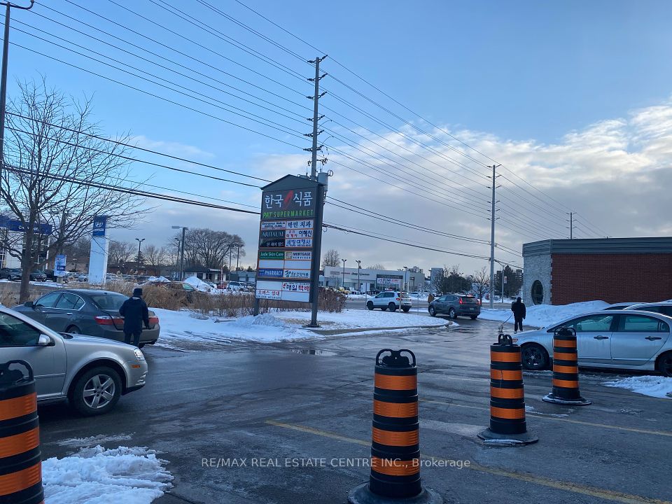 https://trreb-image.ampre.ca/Xwdhhqb3eopO9-fOVy51vWNyGAEb6aFCmS7pKG7m-_8/rs:fit:960:960/wm:.5:so:0:50:.4/wmsh:10/wmt:PHNwYW4gZm9yZWdyb3VuZD0nd2hpdGUnIGZvbnQ9JzY4Jz5SRS9NQVggUkVBTCBFU1RBVEUgQ0VOVFJFIElOQy4sIEJyb2tlcmFnZTwvc3Bhbj4/L3RycmViL2xpc3RpbmdzLzQwLzc0LzQyLzgyL3AvMzE3MzliMTctMjQ5ZS00ZWRiLWFiZGMtY2VlZDQ2YmYwYzE1LmpwZw.jpg
