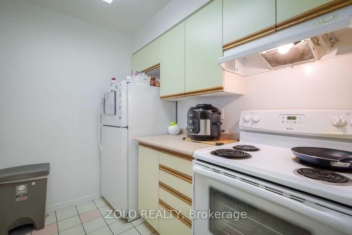 1 Bedroom Condo at 21 Overlea,  Toronto For sale